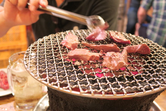 新橋 七輪でワイワイ楽しめる 安くて旨いホルモンを食べるなら 鶴松 恵比寿 銀座大好き 新米フードアナリスト ハツのブログ