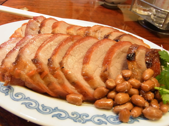 名物の 店頭に吊るされた特製チャーシューや皮付き豚バラ肉等の焼き物はお土産にも最適 中華菜館 同發 本館 同発 ドウハツ 横浜中華街 恵比寿 銀座大好き 新米フードアナリスト ハツのブログ