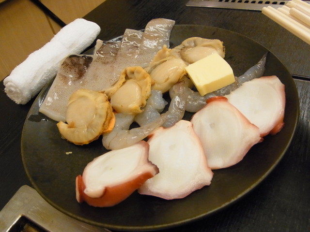 多くの有名人のサインがずらりと並ぶ人気店。月島江戸前もんじゃと豪華 