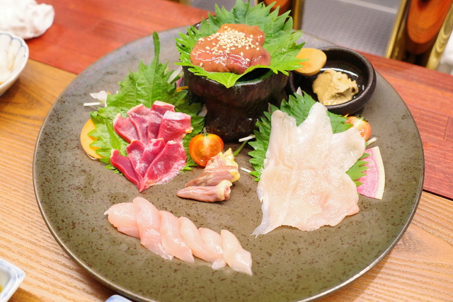 【新橋】生肉好きは集合！七輪で焼いてくれるスタイルが最高な「とり徹」