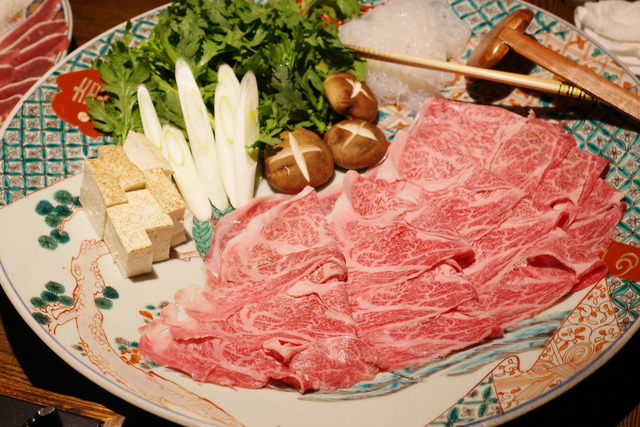 【九段下】1年限定の営業。築100年の趣に抱かれて、豪華な刺盛りと2種類のすき焼きを堪能