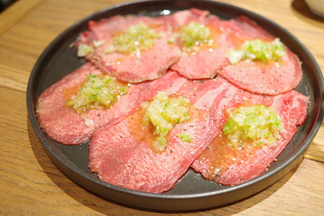 【六本木】1枚から注文OK！わがままが全部叶う最強コスパの焼肉バル「ニクアザブ」