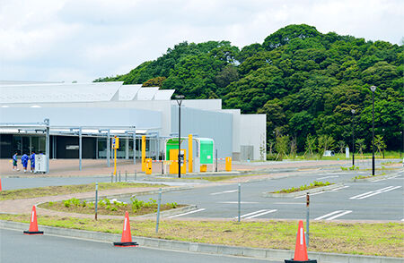 写真1_駐車場と図書館