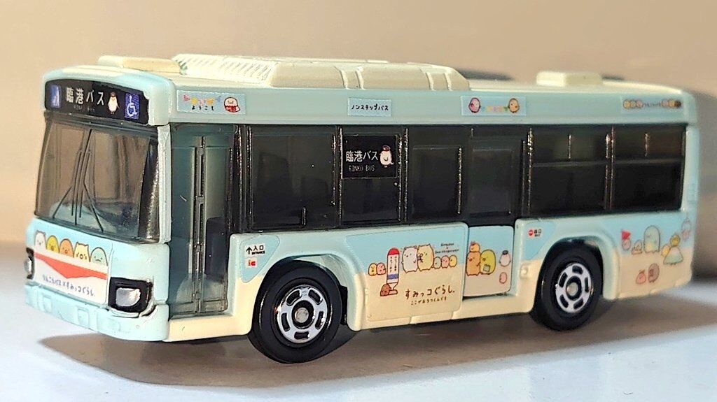 トミカNo.112 いすゞ エルガ すみっコぐらし×臨港バス : トミカ 写真館