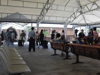 コナ国際空港出口