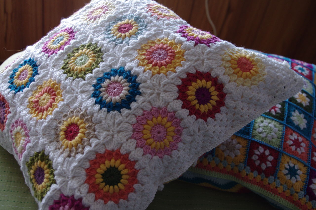 白いグラニースクエアのクッションカバー カラフル クロッシェはじめました