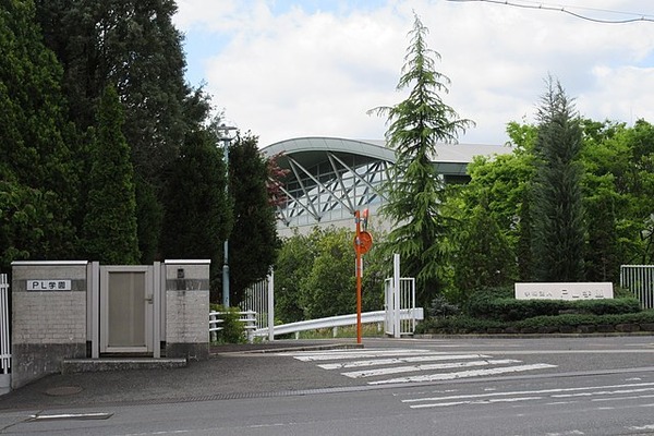 640px-PL_Gakuen_Main_Entrance