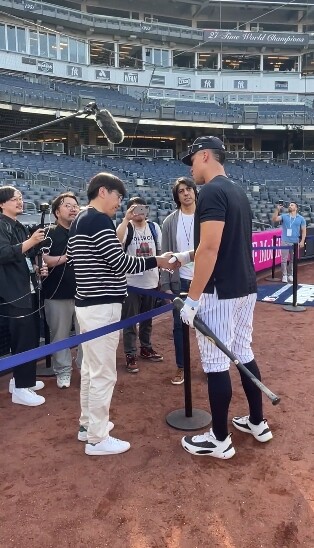 謎の日本人、ヤンキースのスター選手から続々と握手を求められて現地記者困惑