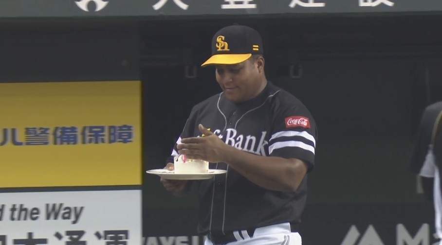 デスパイネ 上林の誕生日をケーキでお祝いwwwww 福岡ソフトバンクホークスアンテナ デスパイネ 上林の誕生日をケーキでお祝いwwwww 福岡ソフトバンクホークスアンテナ