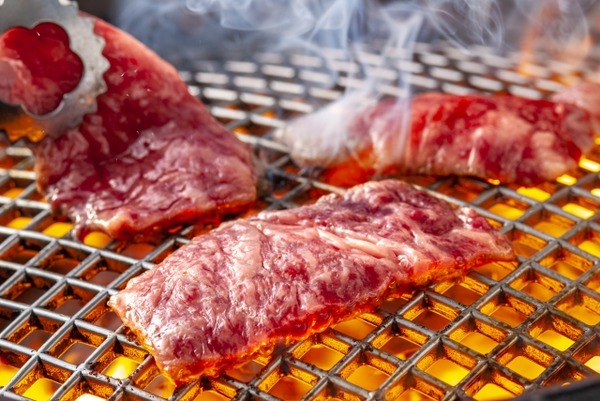 【朗報】焼肉はカルビ、厚切り牛タン、豚ホルモン、ハラミのローテーションだけで戦えることが判明