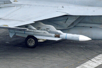 米空母から発艦する戦闘機FA-18。中国軍の対艦ミサイルを迎撃するため、対空ミサイルSM-6を航空機に搭載できるよう改造した対空ミサイル「AIM-174B」（下）を装備