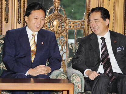 2009年の第45回衆議院議員選挙で民主党は308議席を確保し政権交代を実現。当時代表だった鳩山由紀夫氏が総理大臣となった（左）。右は副総理の菅 直人氏