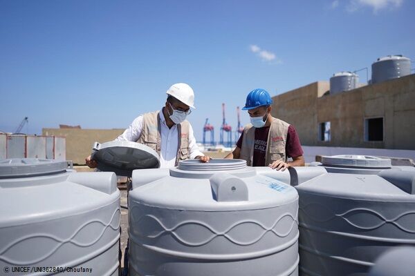 カランティーナ公立病院に貯水タンクを設置する様子。(C) UNICEF_UNI362840_Choufany