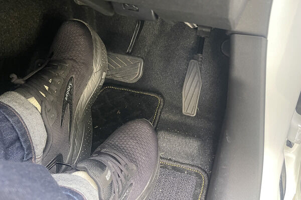 「左足ブレーキ」の是非を問う!…AT車普及率98%の日本なら、なおさら「踏み間違い」による事故を減らすことができます【Key’s note】