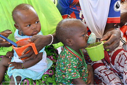 子どもにやさしい空間で、栄養価の高い食事を口にする子どもたち。(ブルキナファソ、2023年12月撮影) (C) UNICEF_UNI486243_Dejongh