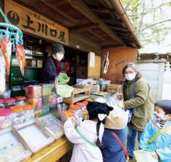 うまい棒値上げの時代に頑張る「老舗駄菓子屋」の日常