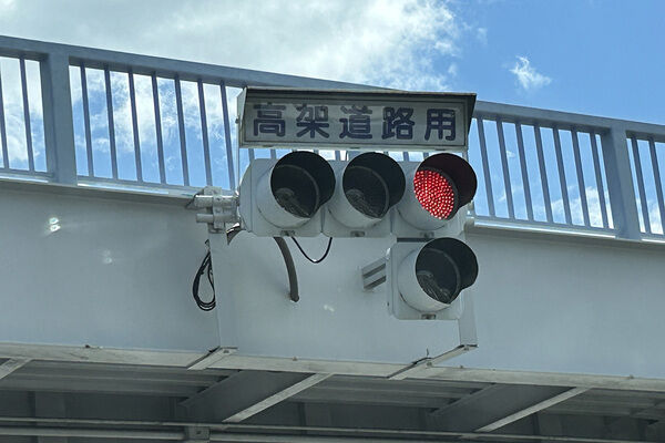 信号機の色に込められた意味とは