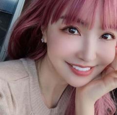 平子理沙、50歳の誕生日＆派手なピンクヘア自撮りに大反響