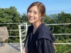 白石麻衣、テレビに夢中過ぎてスゴイ体勢に？無邪気な姿が癒し度満点