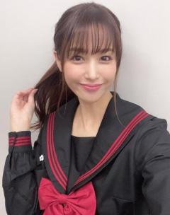 鷲見玲奈、太ももあらわで肩丸出しな白ニット。モコふわ姿はモテる予感しかない