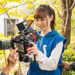 福原遥、イスに突っ伏した眠り姫！？目覚めた笑顔にドキッ！