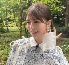 長濱ねる、モグラの女の子と笑顔！小さな森の妖精さんみたい！
