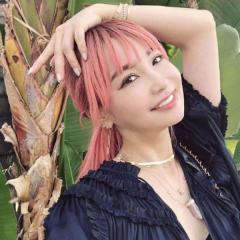 平子理沙、LAでピンクヘア披露も大不評「アラフィフとして不自然」