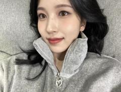 TWICE・ミナ、色っぽ可愛い雪の女王。ざっくりスリットから美脚がチラり！