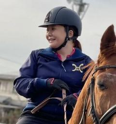 華原朋美「やっぱ乗馬はサイコーだ!!」乗馬楽しむ姿にファン「いい笑顔」「かっこいい」