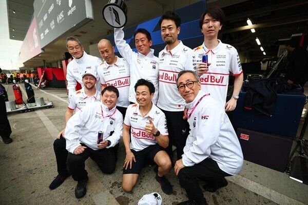 ホンダのF1初優勝から60周年を記念し、白と赤の特別カラーリングで参戦した日本GPで今季初勝利。レース後に記念撮影に応じるホンダのスタッフ