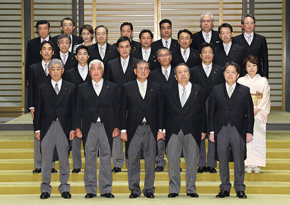 「だらし内閣」1次石破茂内閣の記念写真で首相らのおなかからシャツが見えていたなど服装がだらしないことから名づけられた