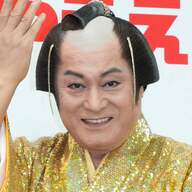 【芸能】マツケンサンバⅡの衣装でキティちゃんとコラボ！