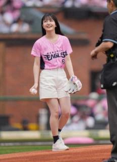 乃木坂46・久保史緒里が2年連続で楽天戦で始球式 見事なノーバン投球を披露