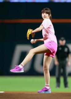 モデル・池田エライザ 美脚披露しノーバン始球式
