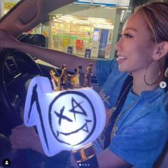 倖田來未、運転中の“舌ペロ”写真に厳しい声が続出「痛すぎる」