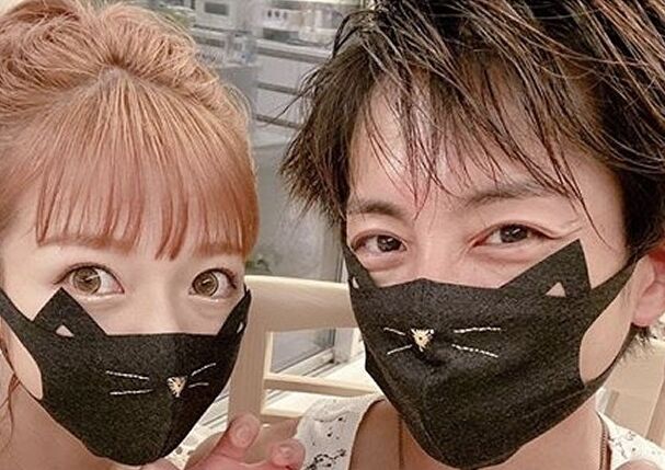 辻希美、"ネコマスク"を着用した夫婦ショット公開 ...