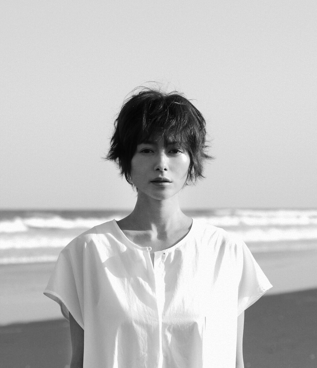 【芸能】真木よう子、髪ばっさりで黒ショートに変身「かっこいい」「似合いすぎ」ビフォーアフター公開 アイドルあんてなNeo 【芸能】真木よう子、髪ばっさりで黒ショートに変身「かっこいい」「似合いすぎ」ビフォーアフター公開 アイドルあんてなNeo