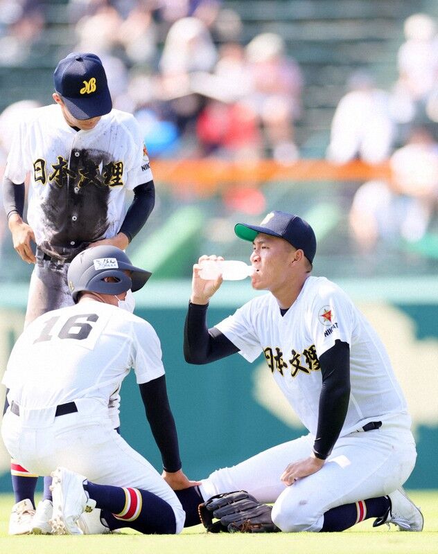 甲子園での開会式後に熱中症患者が続出、選手が車いすで運ばれる