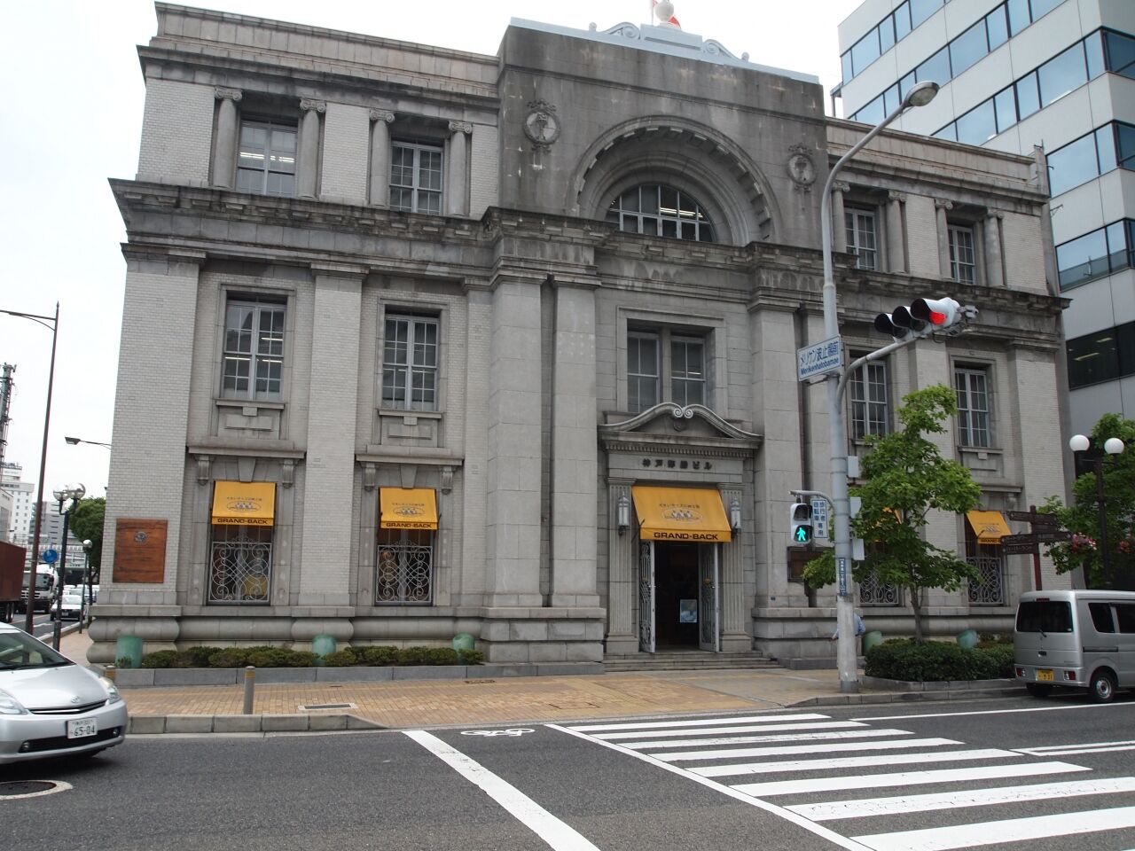 沖縄の米総領事館前で不発弾騒ぎ、研究者が逮捕される