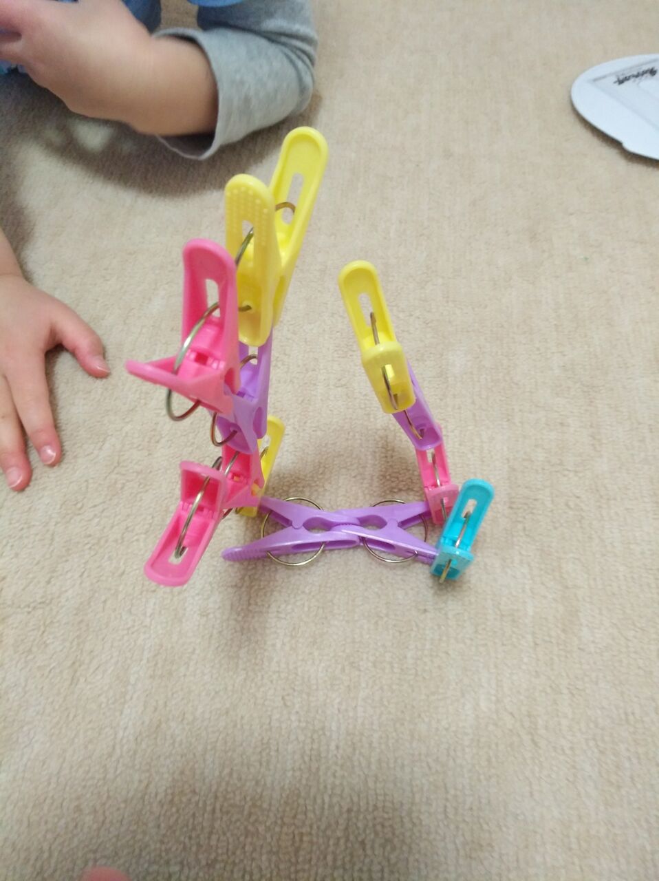 洗濯バサミでバランスゲーム 手作り玩具と子育て色々