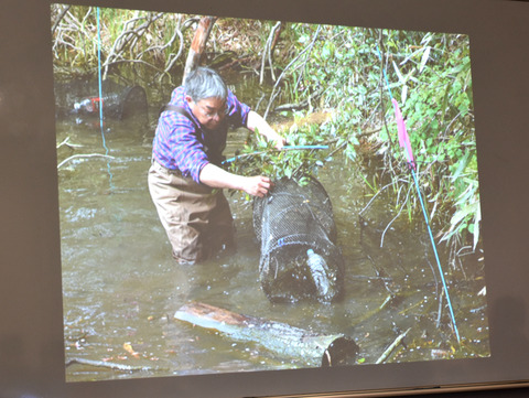 ③　ウシガエル捕獲網と三田村先生
