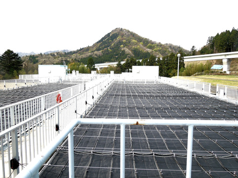 ③-薬品沈殿池（背景は羽黒山）