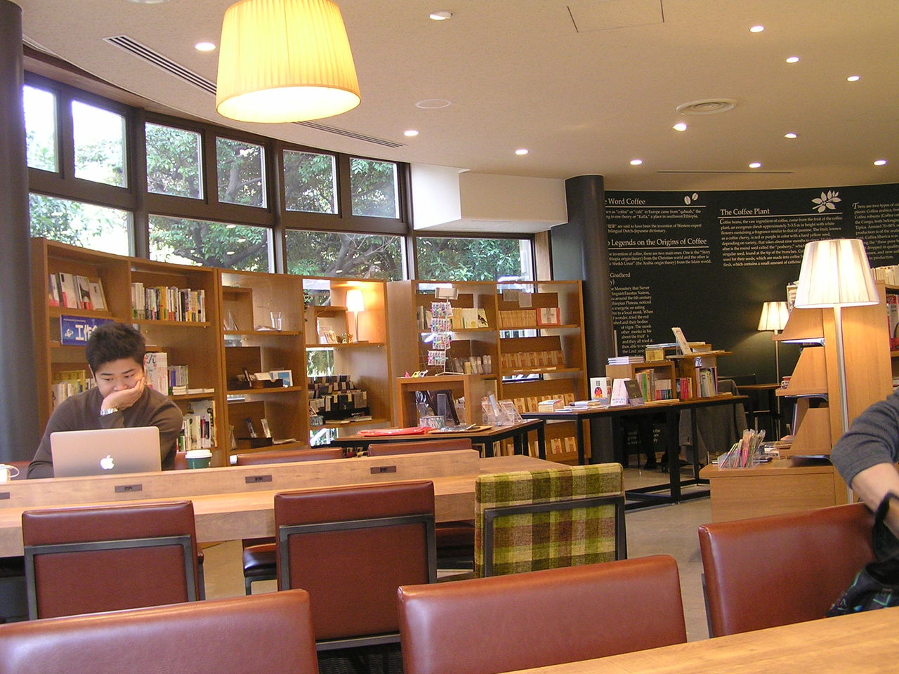貸出手続きなしで資料が読めるカフェも 日比谷図書文化館 暮らしのノートito