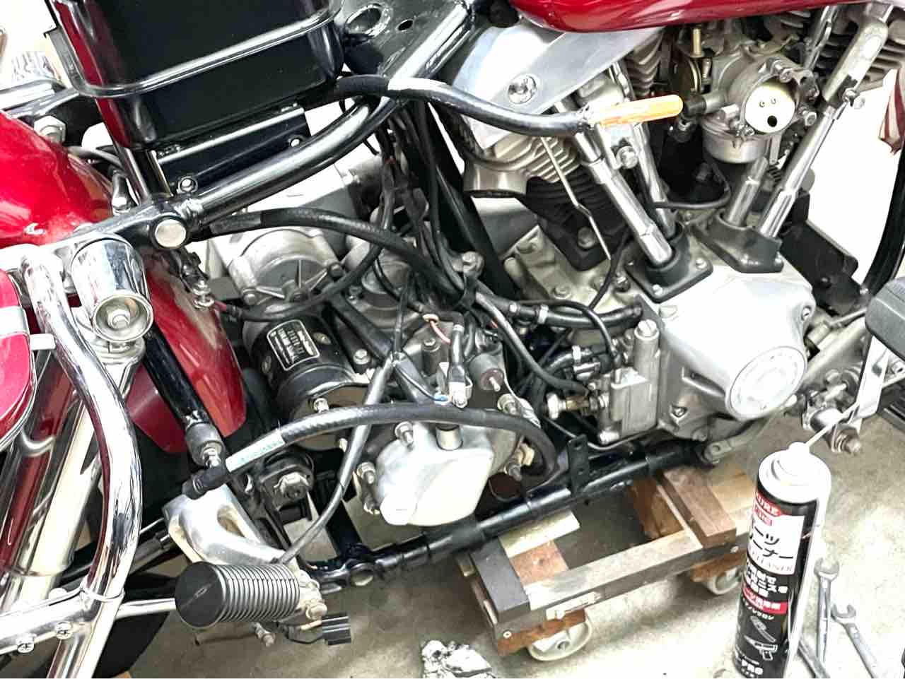 ハーレーショベルヘッド ホースシューオイルタンク 取り付けブラケット