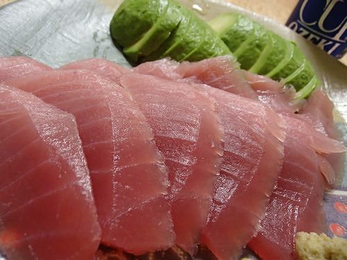 びんちょうまぐろ刺身をつまむ 新 日々凡々 歩いて行こう