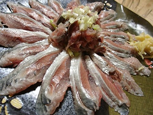 いわし刺身をつまむ 新 日々凡々 歩いて行こう