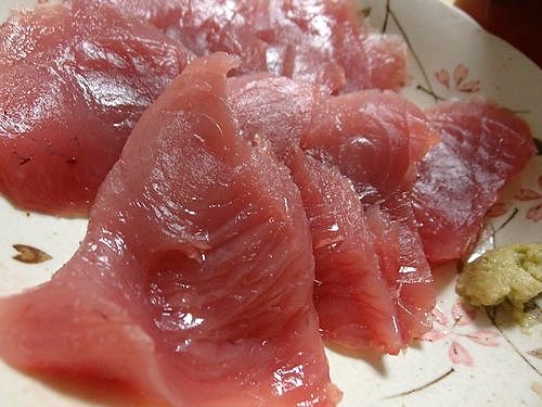 びんちょうまぐろ刺身をつまむ 新 日々凡々 歩いて行こう