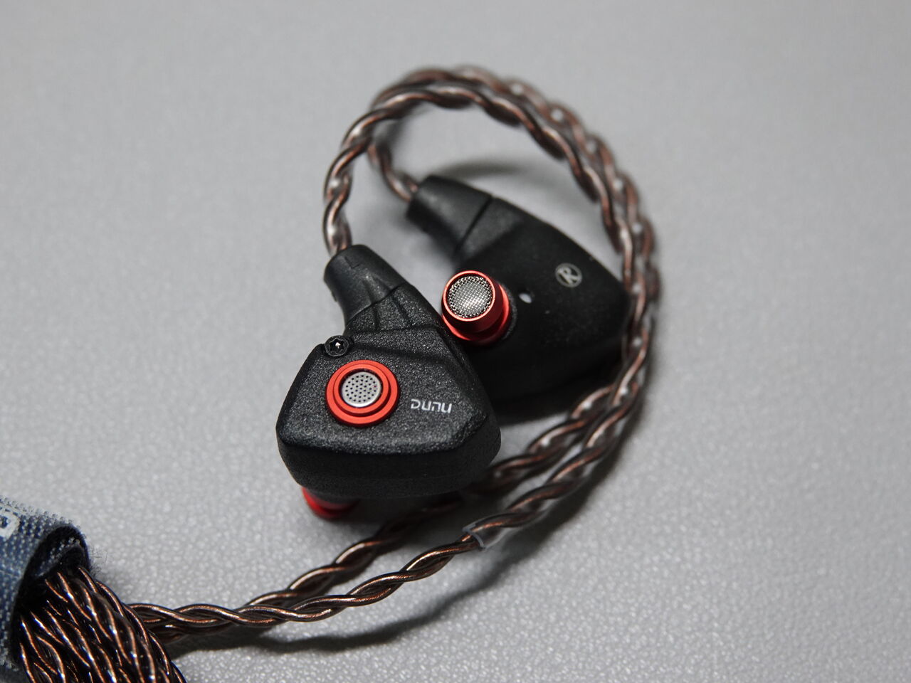 DUNU TITAN S 有線イヤホン サンドストーンブラック ハイレゾ 黒 DUNU Titan S Sandstone Black のレビュー 元気な音でありながら