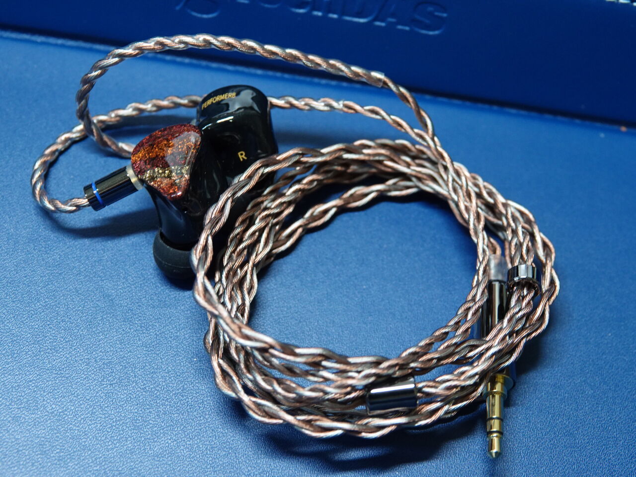 AFUL Performer8のレビュー 解像度が高く明瞭でありながら、音の AFUL Performer8のレビュー 解像度が高く明瞭でありながら、音の