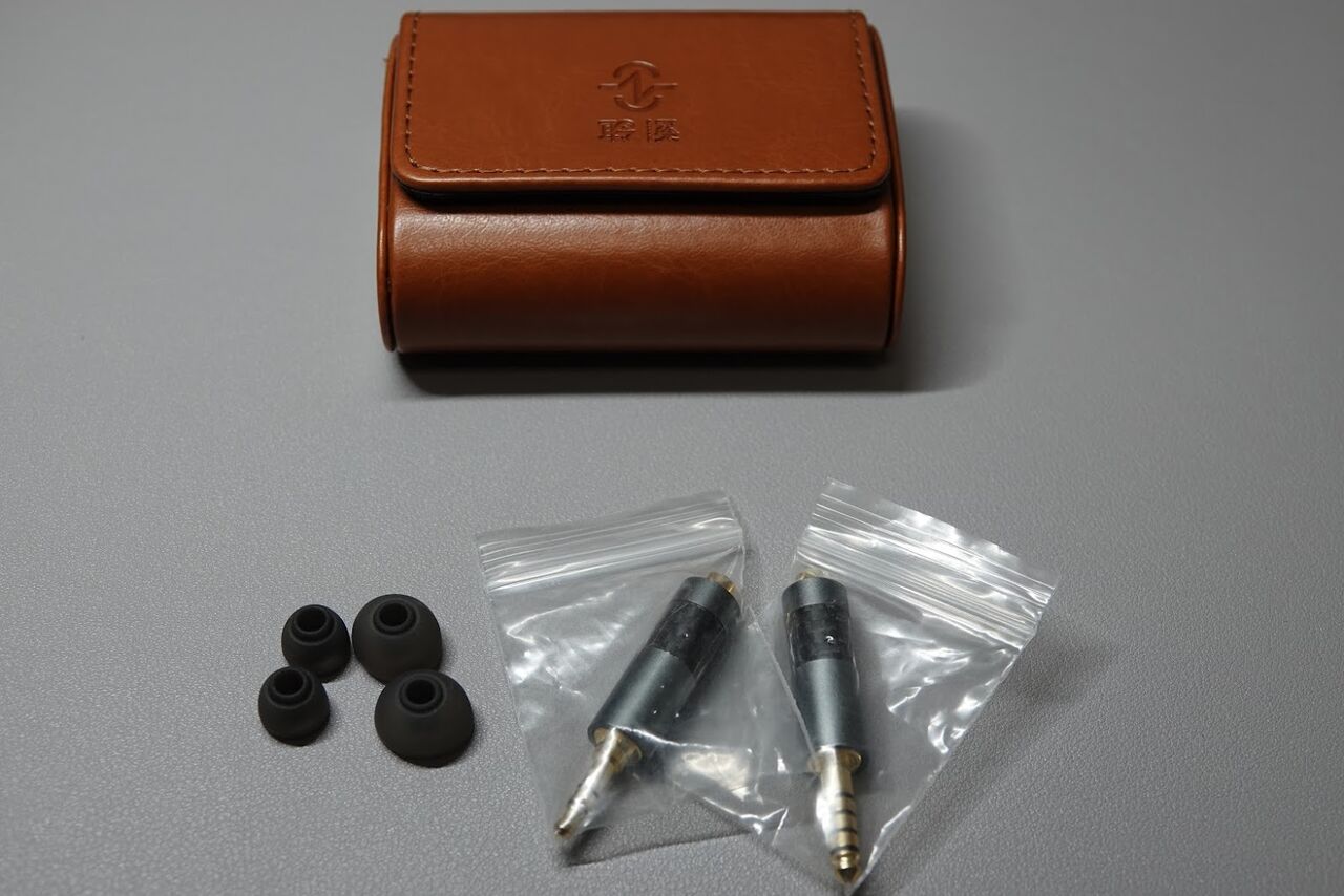 ccz plume 羽 金色の飾り羽！NewBrand 「CCZ Plume 」有線中華イヤフォン